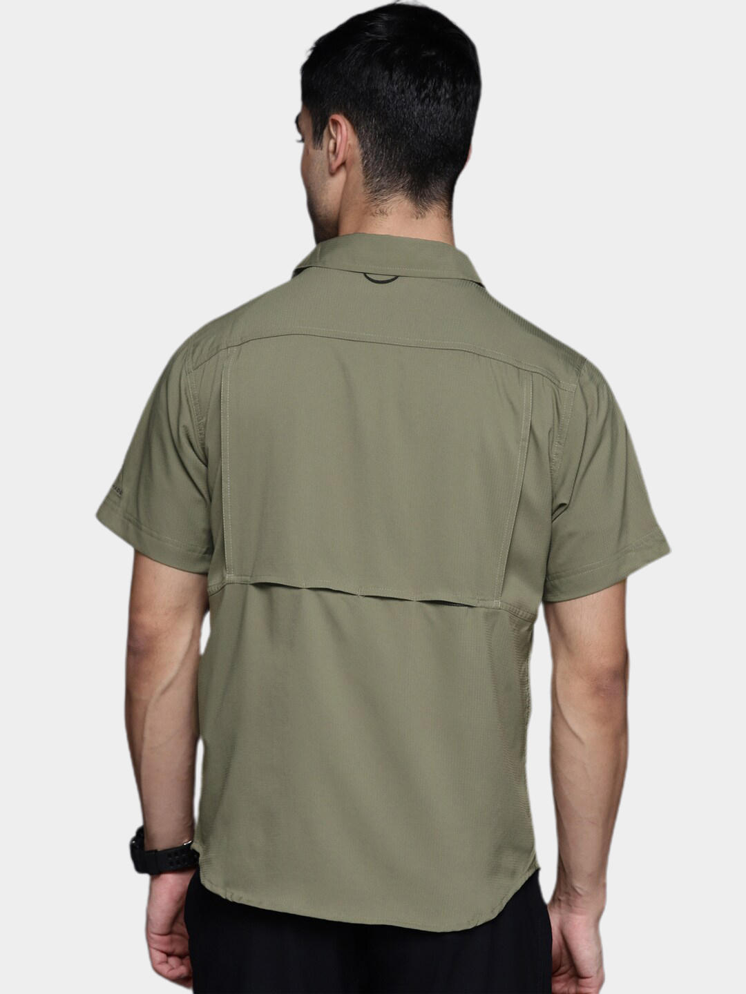A Men Wearing Columbia Men Green Silver Ridge Utility Lite Short Sleeve (Sun Protection)