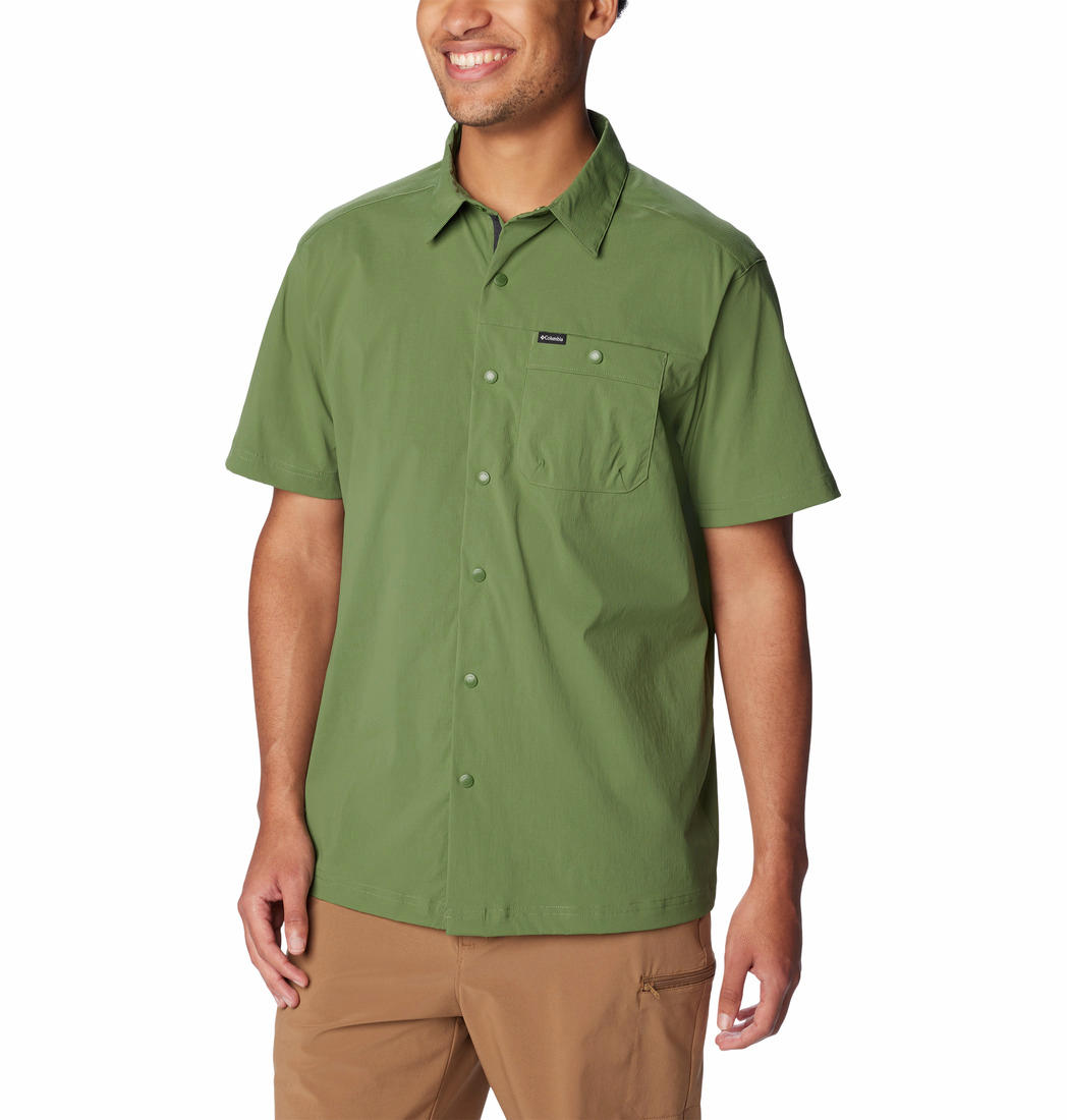 A Men Wearing Columbia Men Green Landroamer Ripstop SS Shirt (Sun Protection)