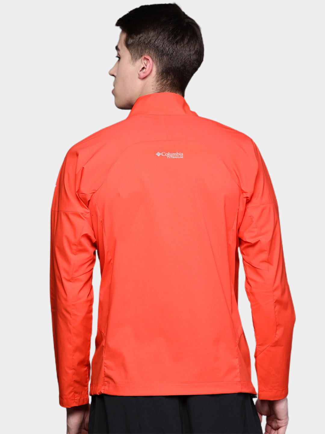 A Men Wearing Columbia Men Orange M Titan Pass Lightweight 1/2 Zip