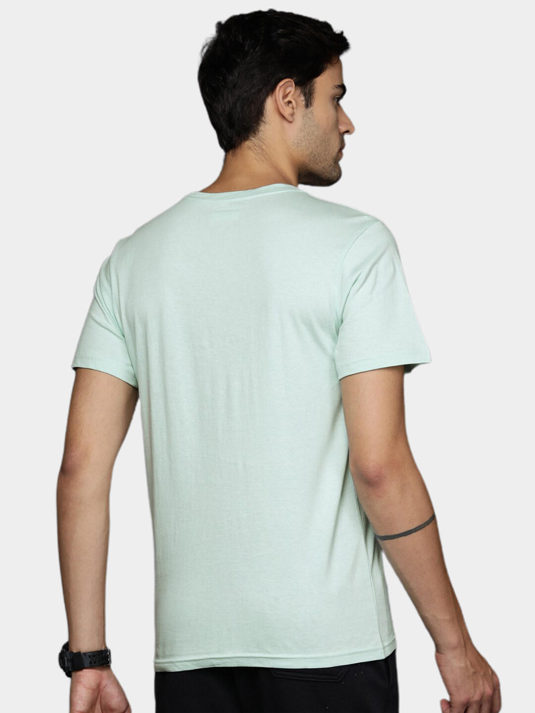 A Men Wearing Columbia Men Green Path Lake Graphic Tee II