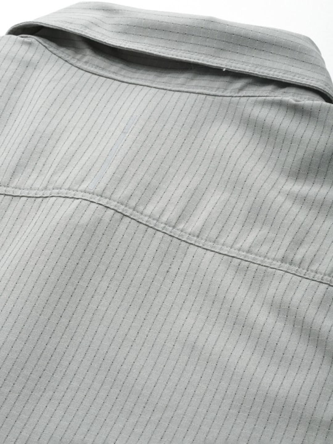 A Men Wearing Columbia Men Grey Black Mesa LW LS Shirt