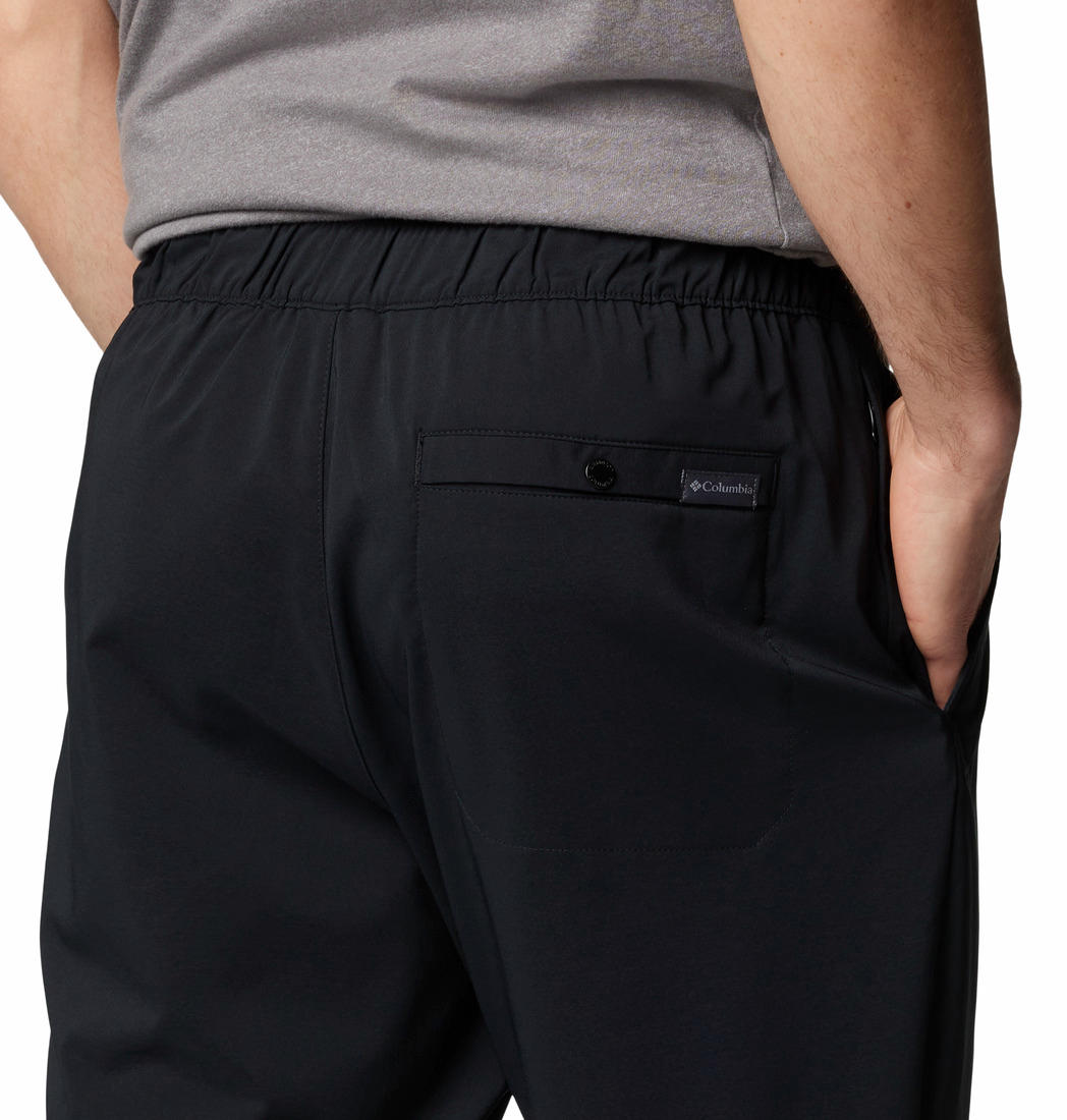 A Men Wearing Columbia Men Black Sage Peak Tapered Chino Pant