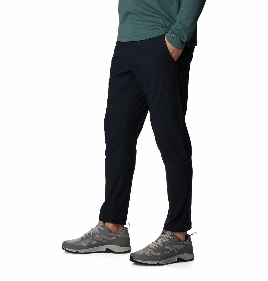 A Men Wearing Columbia Men Black Black Mesa Tapered Pant (Sun Protection)