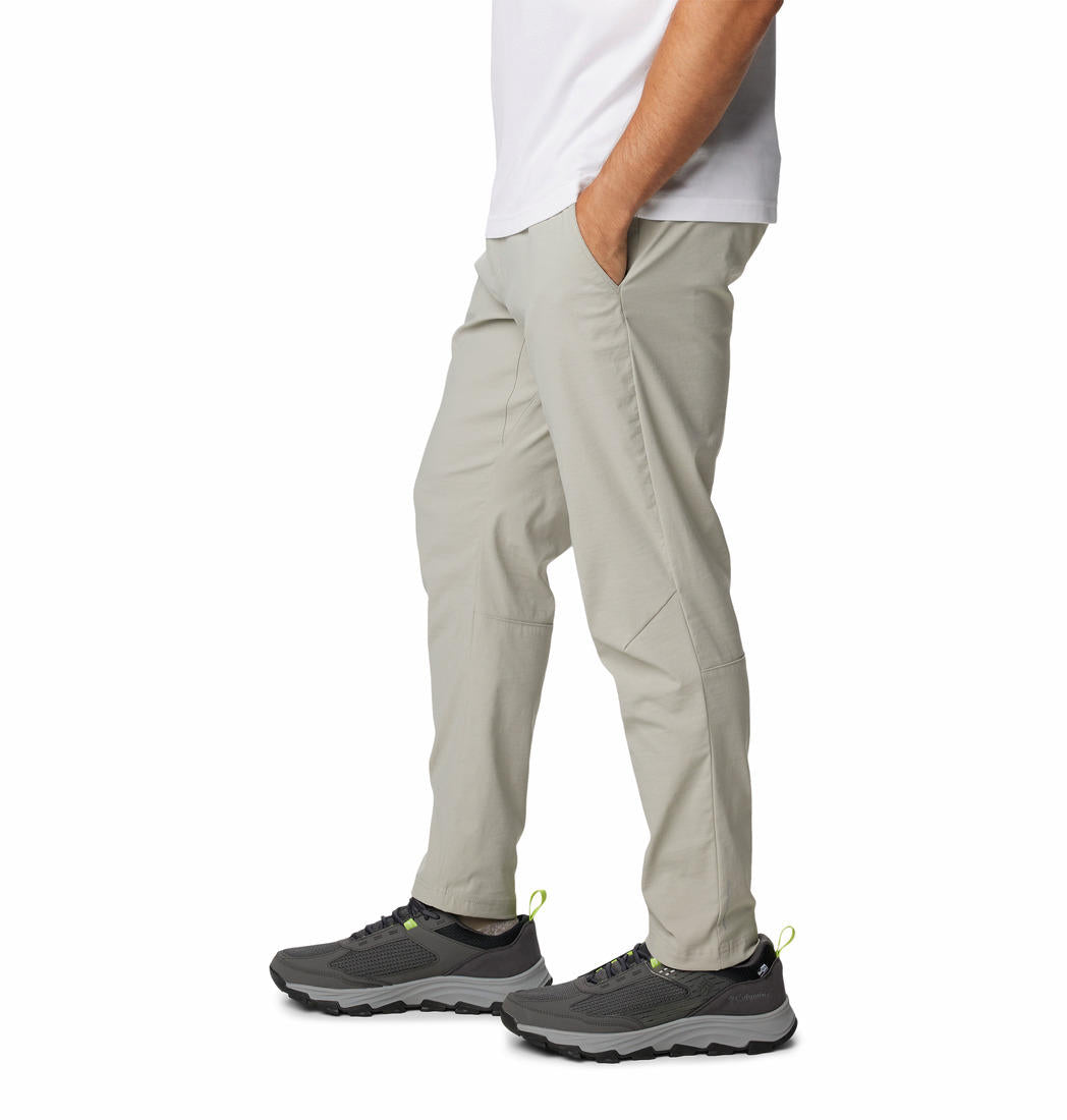 A Men Wearing Columbia Men Grey Black Mesa Tapered Pant (Sun Protection)