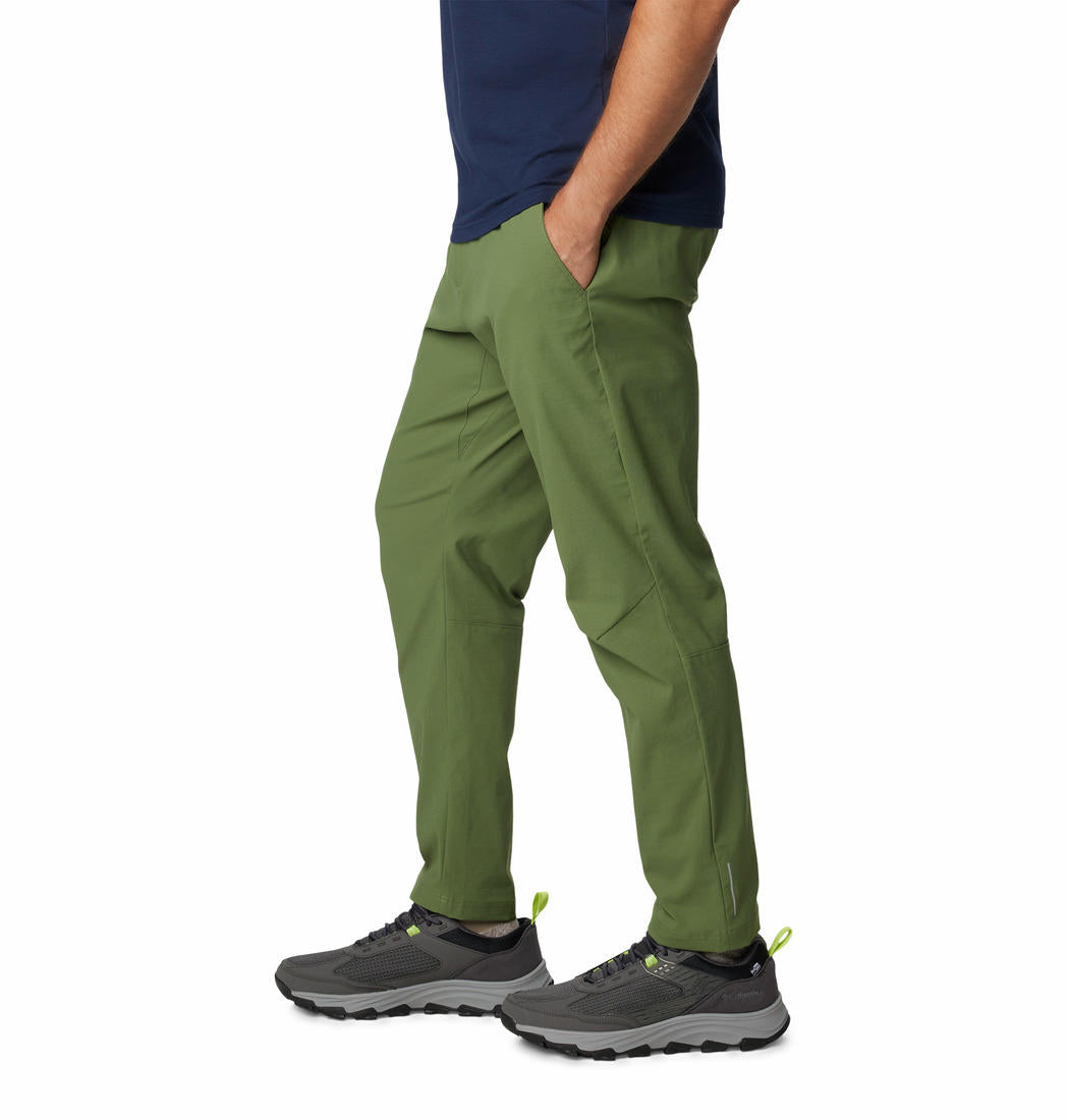 A Men Wearing Columbia Men Green Black Mesa Tapered Pant (Sun Protection)