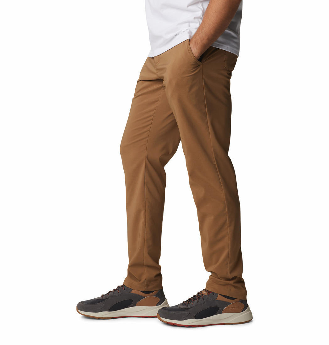 A Men Wearing Columbia Men Brown Tech Trail II Pant (Sun Protection)