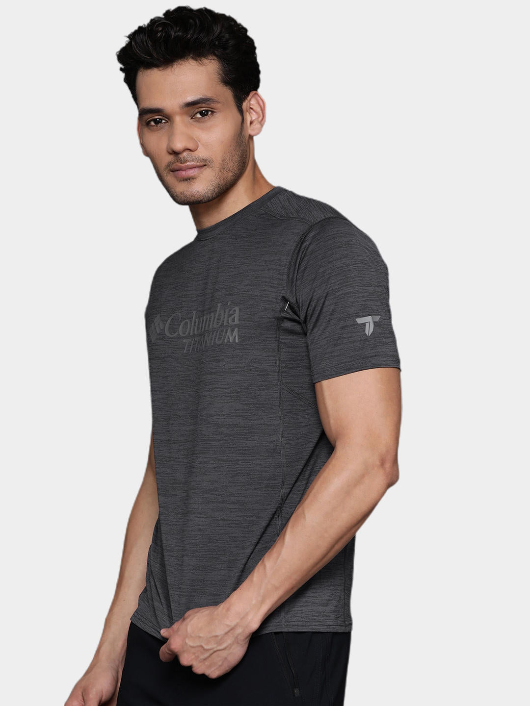 A Men Wearing Columbia Men Black M Titan Pass Graphic Tee
