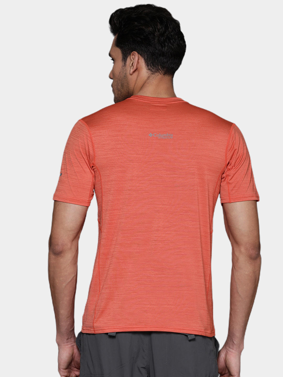 A Men Wearing Columbia Men Orange M Titan Pass Graphic Tee