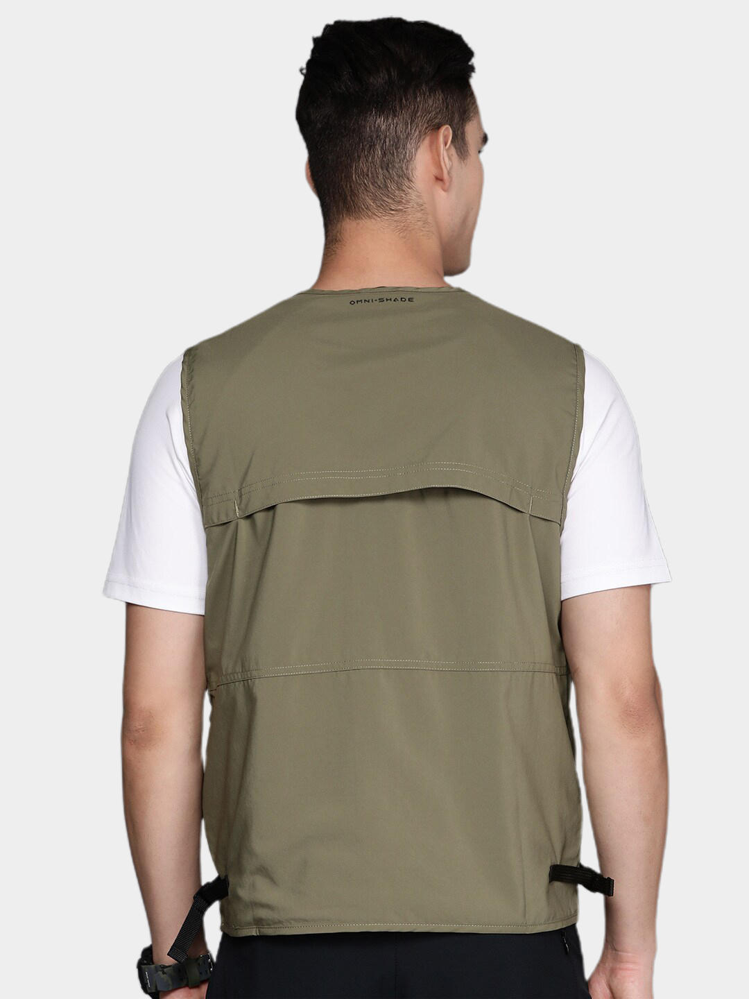 A Men Wearing Columbia Men Green Silver Ridge Utility Vest (Sun Protection)