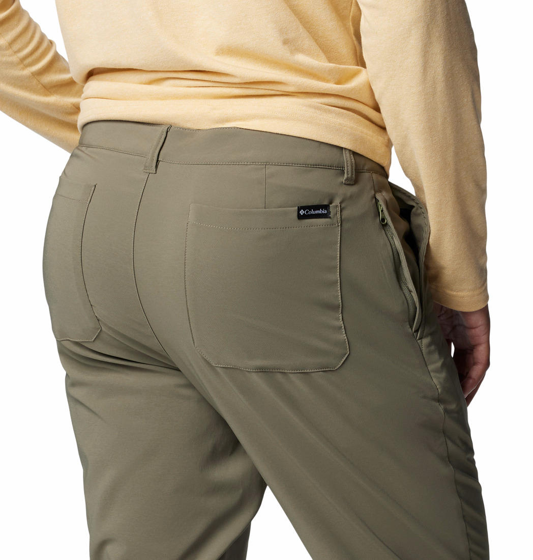 A Men Wearing Columbia Men Green Sage Peak Chino Pant
