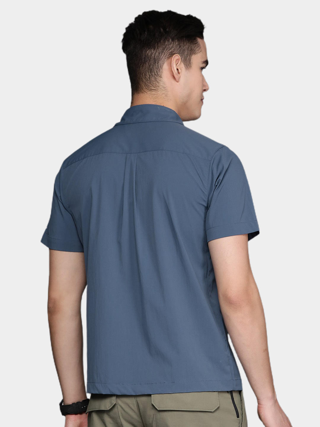 A Men Wearing Columbia Men Blue Canyon Gate Utility Short Sleeve