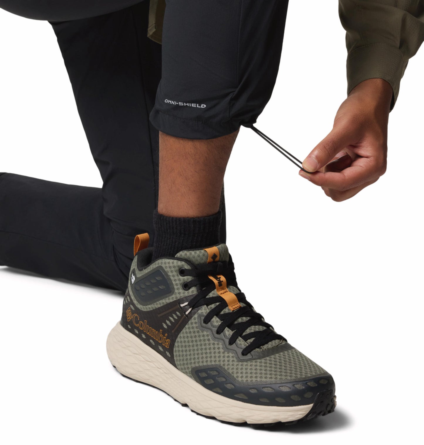 A Men Wearing Columbia Men Black Sharpe Canyon Pant