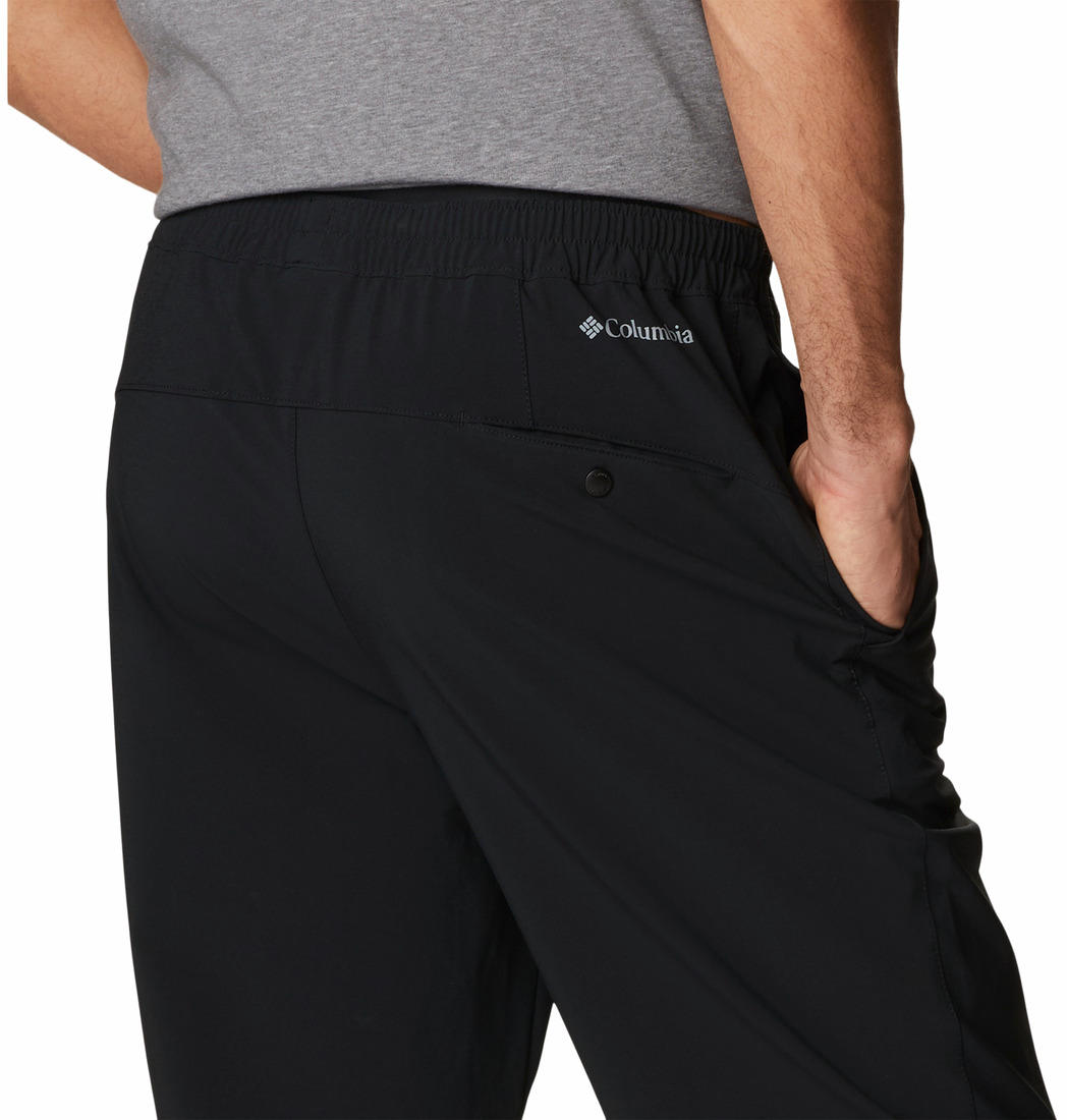 A Men Wearing Columbia Men Black Columbia Hike Jogger (Sun Protection)