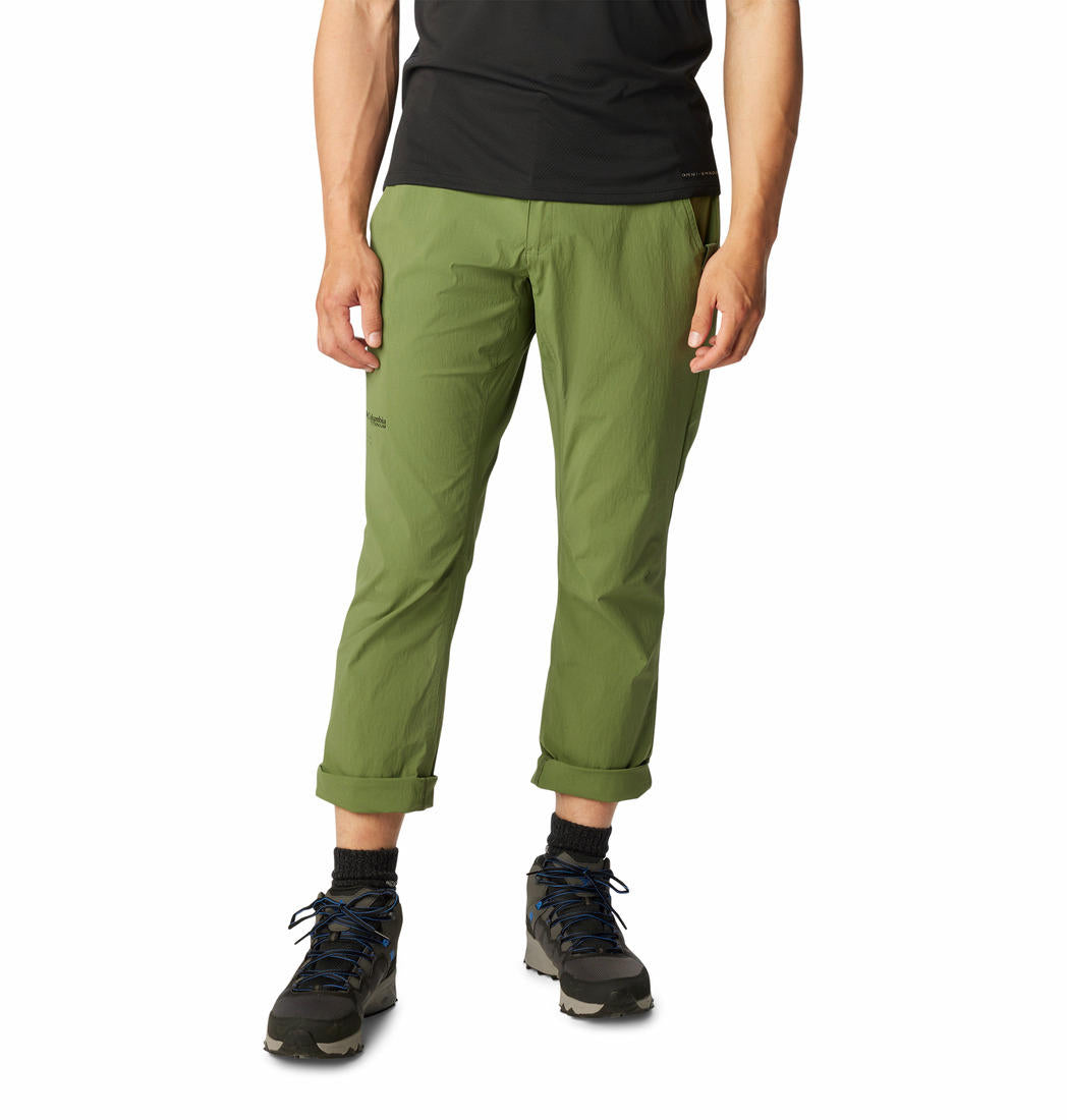 A Men Wearing Columbia Men Green Wanoga Lightweight Pant (Sun Protection)