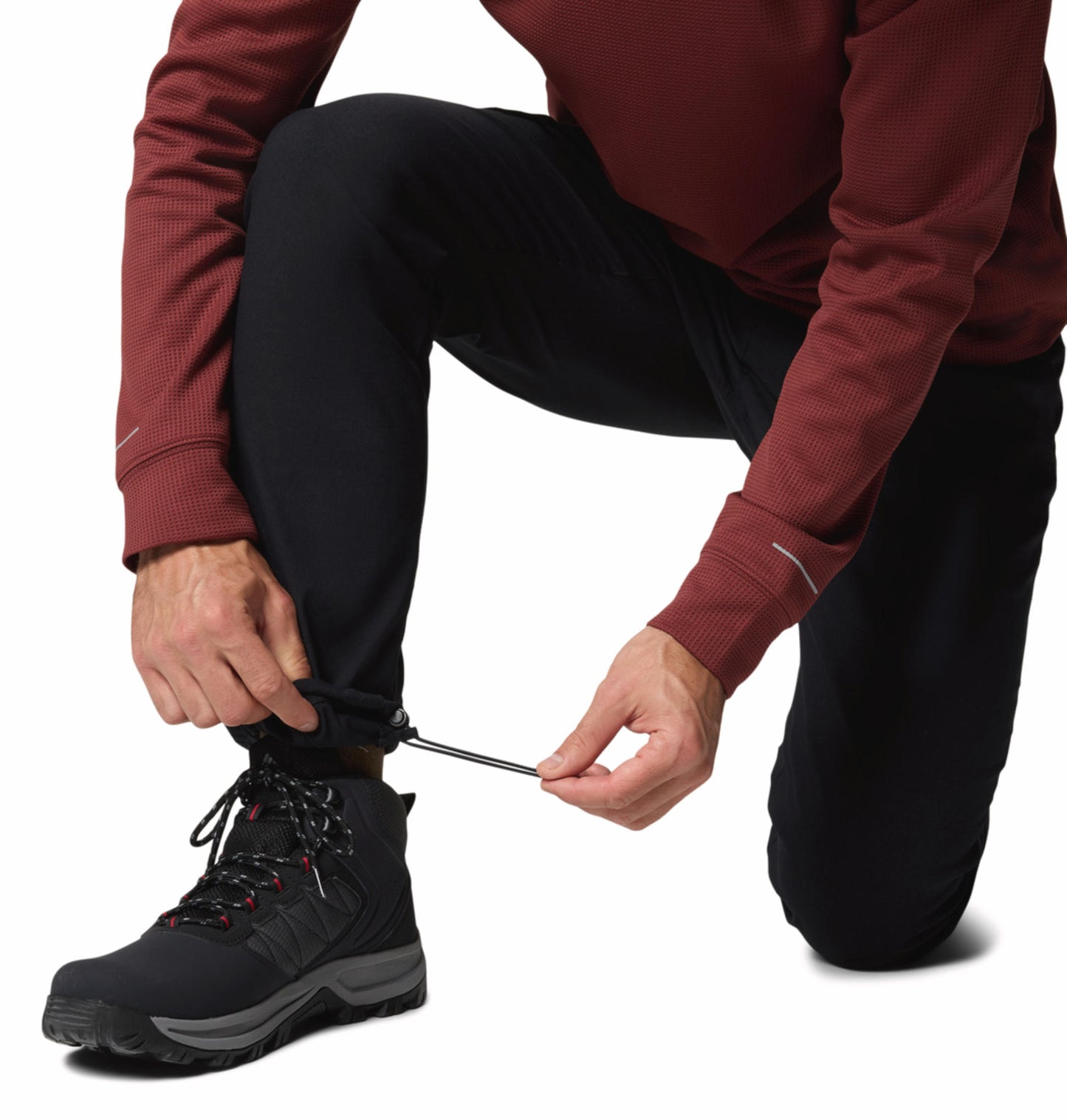A Men Wearing Columbia Men Black Black Mesa Woven Pant II (Sun Protection)