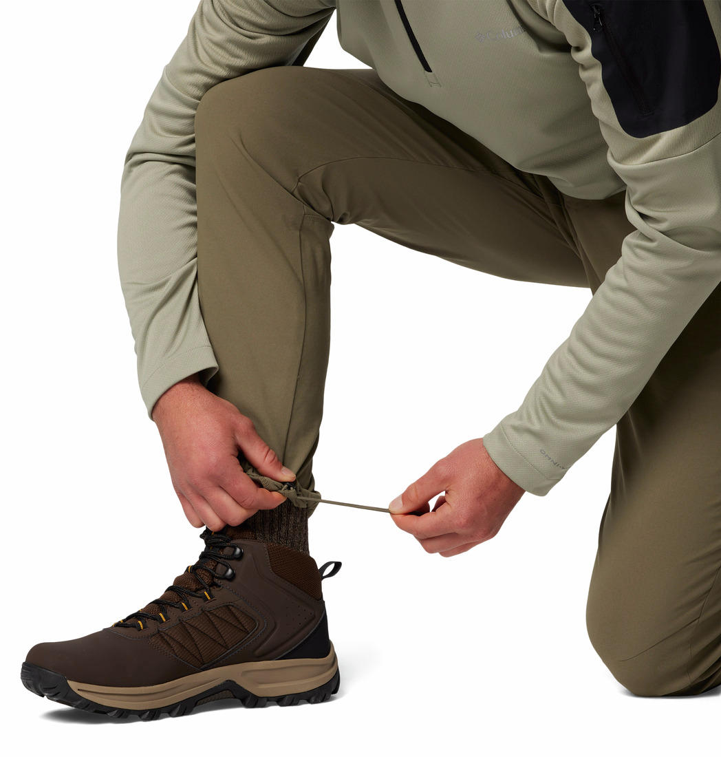 A Men Wearing Columbia Men Green Black Mesa Woven Pant II (Sun Protection)