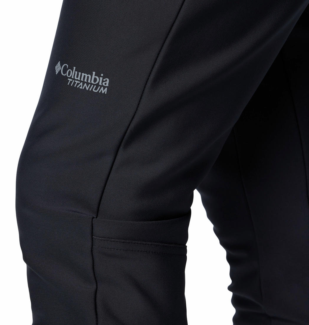 A Men Wearing Columbia Men Black Vast Canyon Softshell Pant