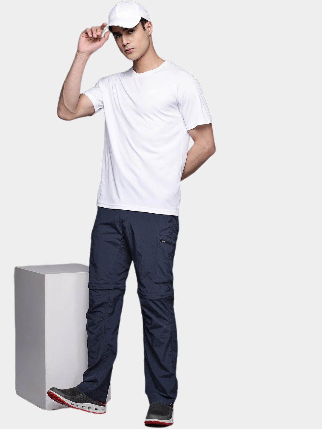 A Men Wearing Columbia Men Blue Silver Ridge Convertible Pant (Sun Protection)
