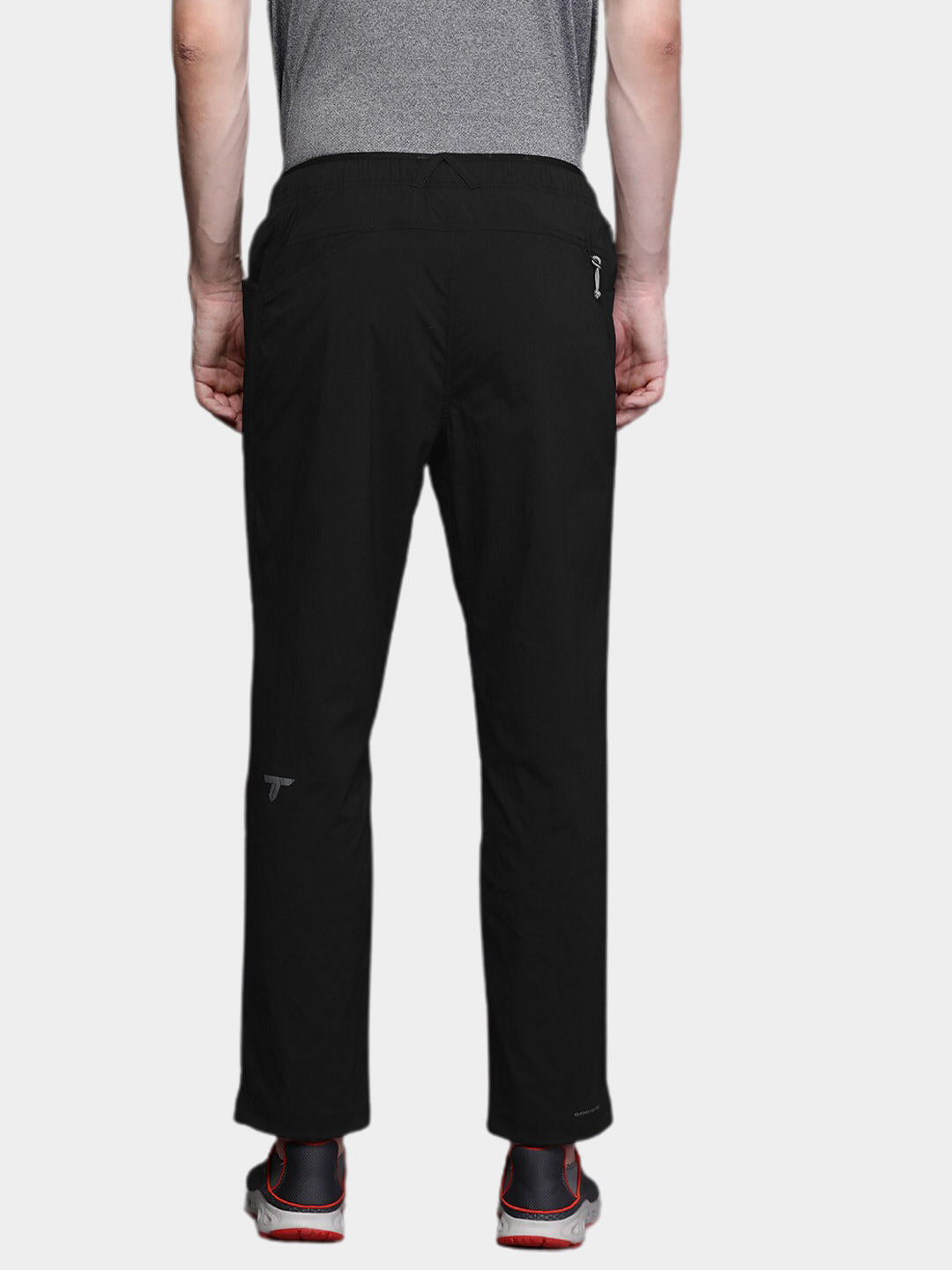 A Men Wearing Columbia Men Black M Titan Pass Lightweight Pant (Sun Protection)
