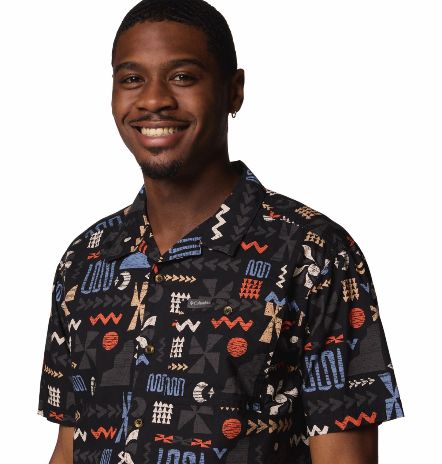 A Men Wearing Columbia Men Black Pine Canyon Short Sleeve