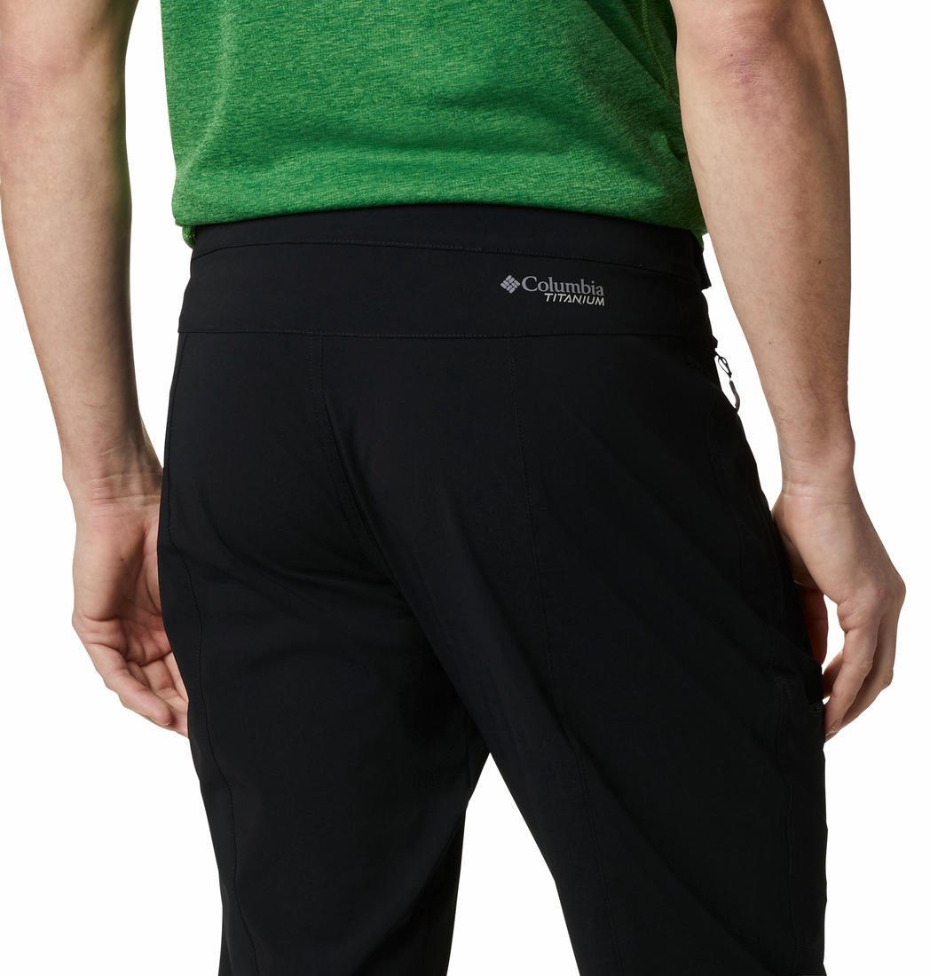 A Men Wearing Columbia Men Black Titan Pass Pant II (Sun Protection)