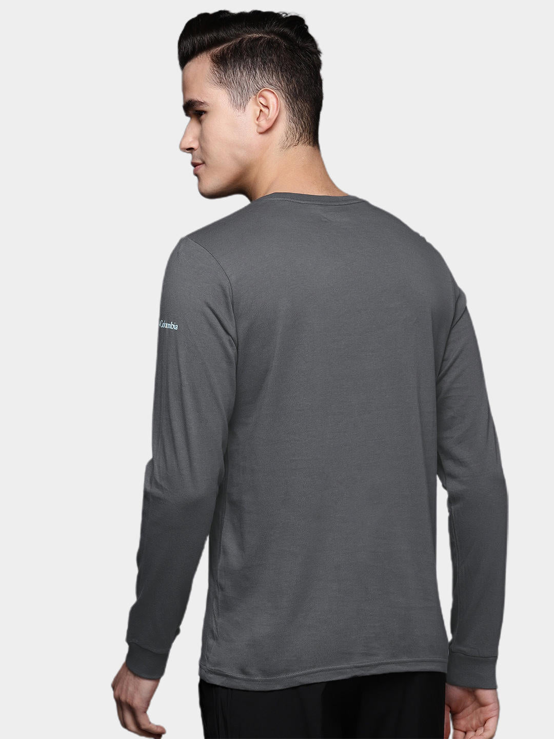 A Men Wearing Columbia Men Black Apres Lifestyle Graphic Long Sleeve