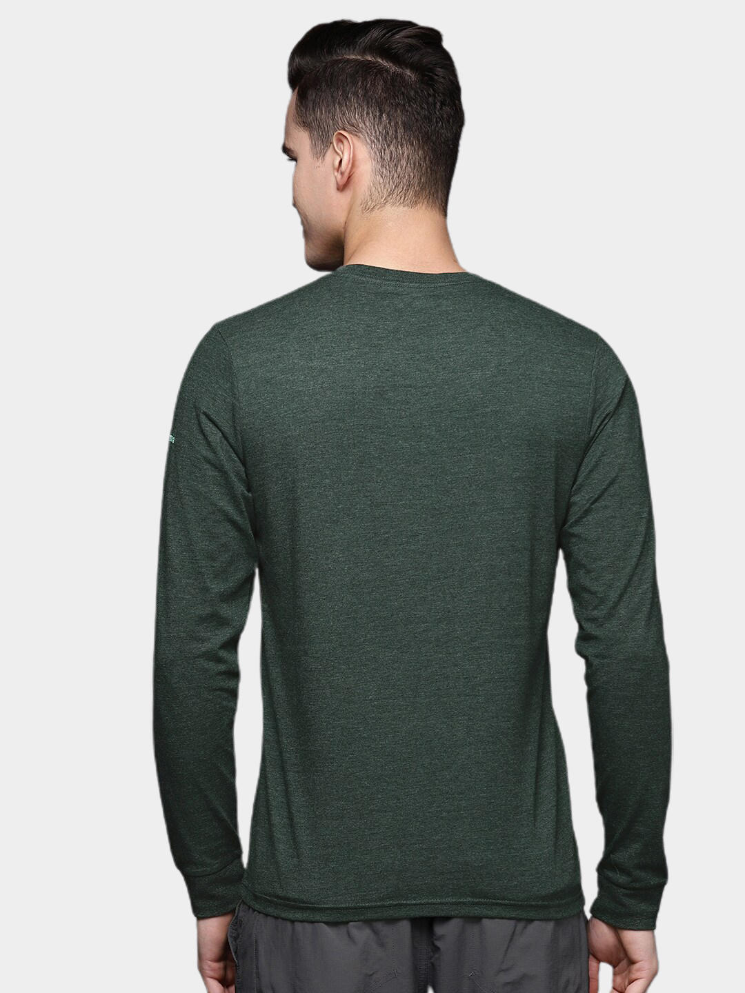 A Men Wearing Columbia Men Green Apres Lifestyle Graphic Long Sleeve
