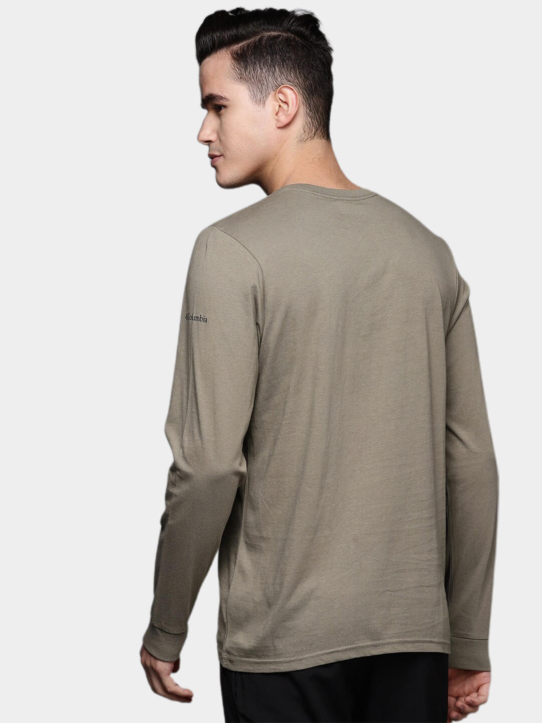 A Men Wearing Columbia Men Green Apres Lifestyle Graphic Long Sleeve