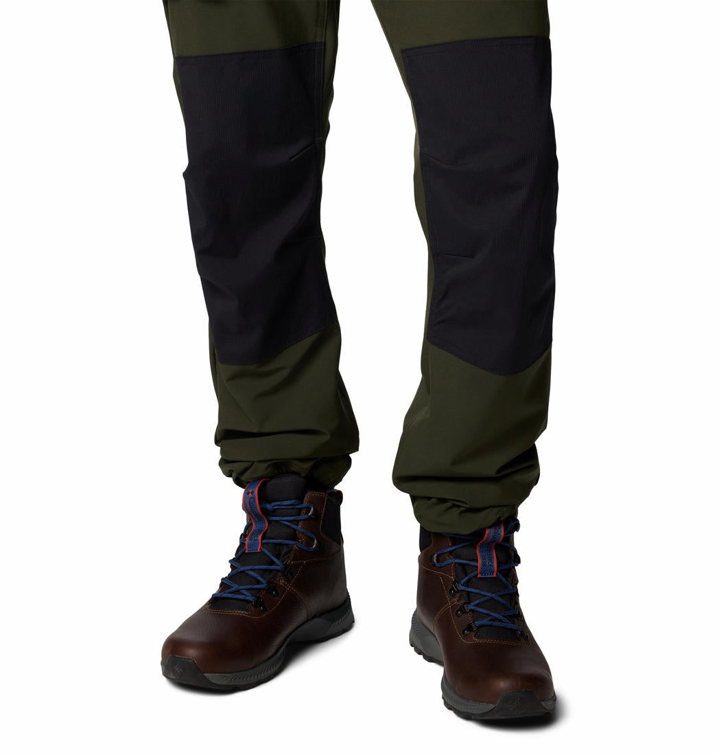 A Men Wearing Columbia Men Green Landroamer Utility Pant II (Sun Protection)
