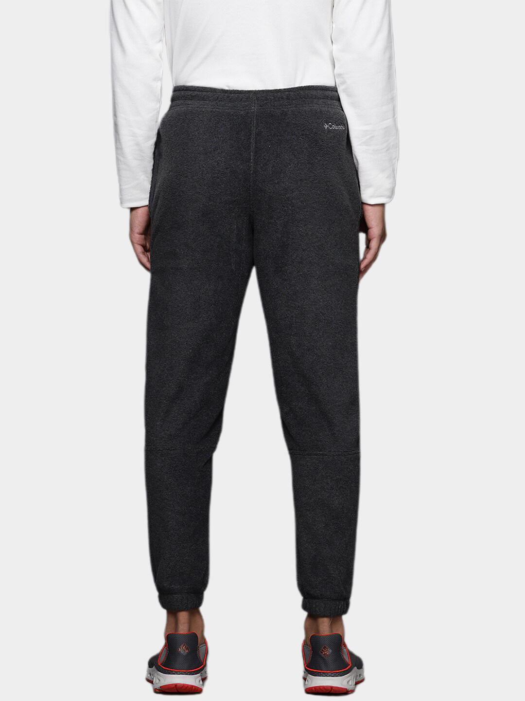 A Men Wearing Columbia Men Grey Steens Mountain Pant