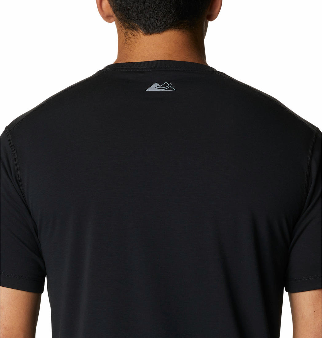 A Men Wearing Columbia Men Black M Endless Trail Running Tech Tee