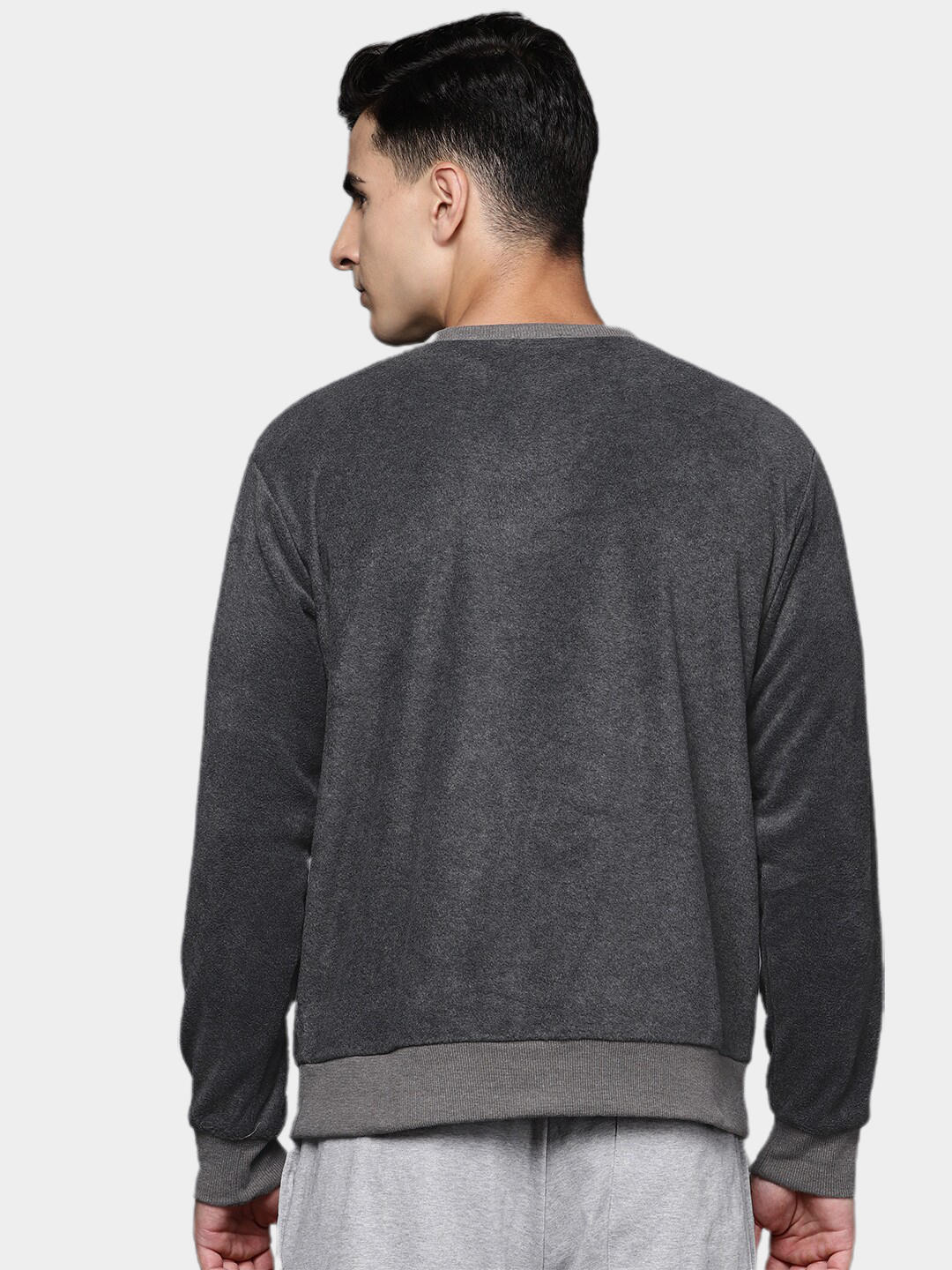 A Men Wearing Columbia Men Grey Steens Mountain Crew 2.0