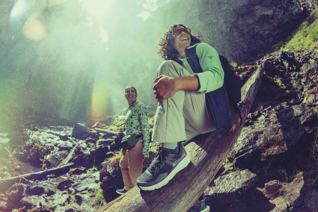 A Men Wearing Columbia Men Green Summit Valley Hoodie (Sun Protection)