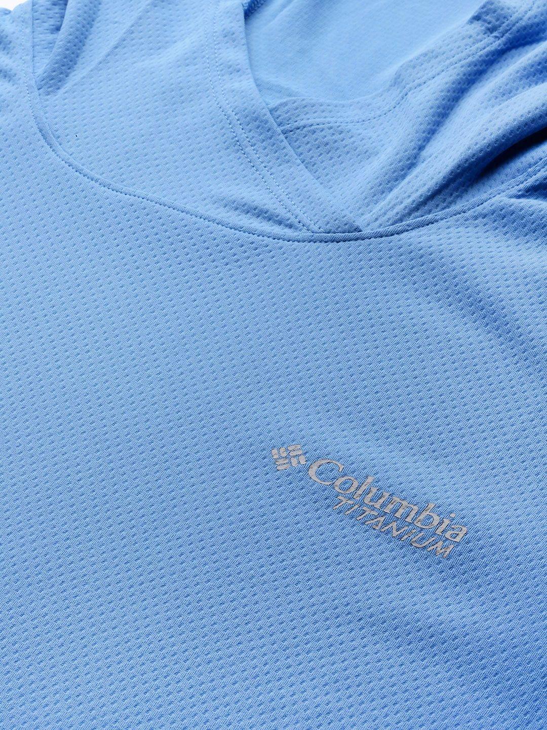 A Men Wearing Columbia Men Blue Summit Valley Hoodie (Sun Protection)