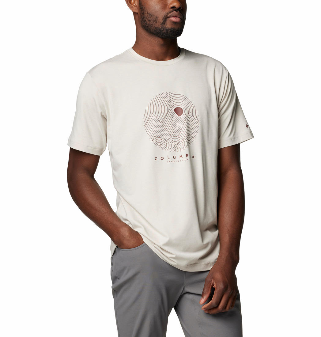 A Men Wearing Columbia Men Brown Kwick Hike Graphic SS Tee (Sun Protection)