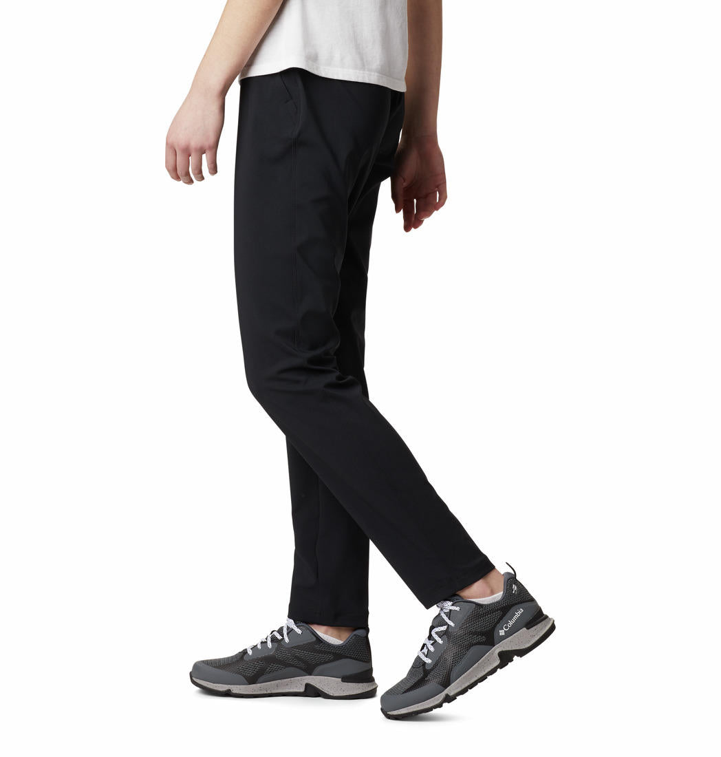 A Women Wearing Columbia Women Black Back Beauty II Slim Pant (Sun Protection)