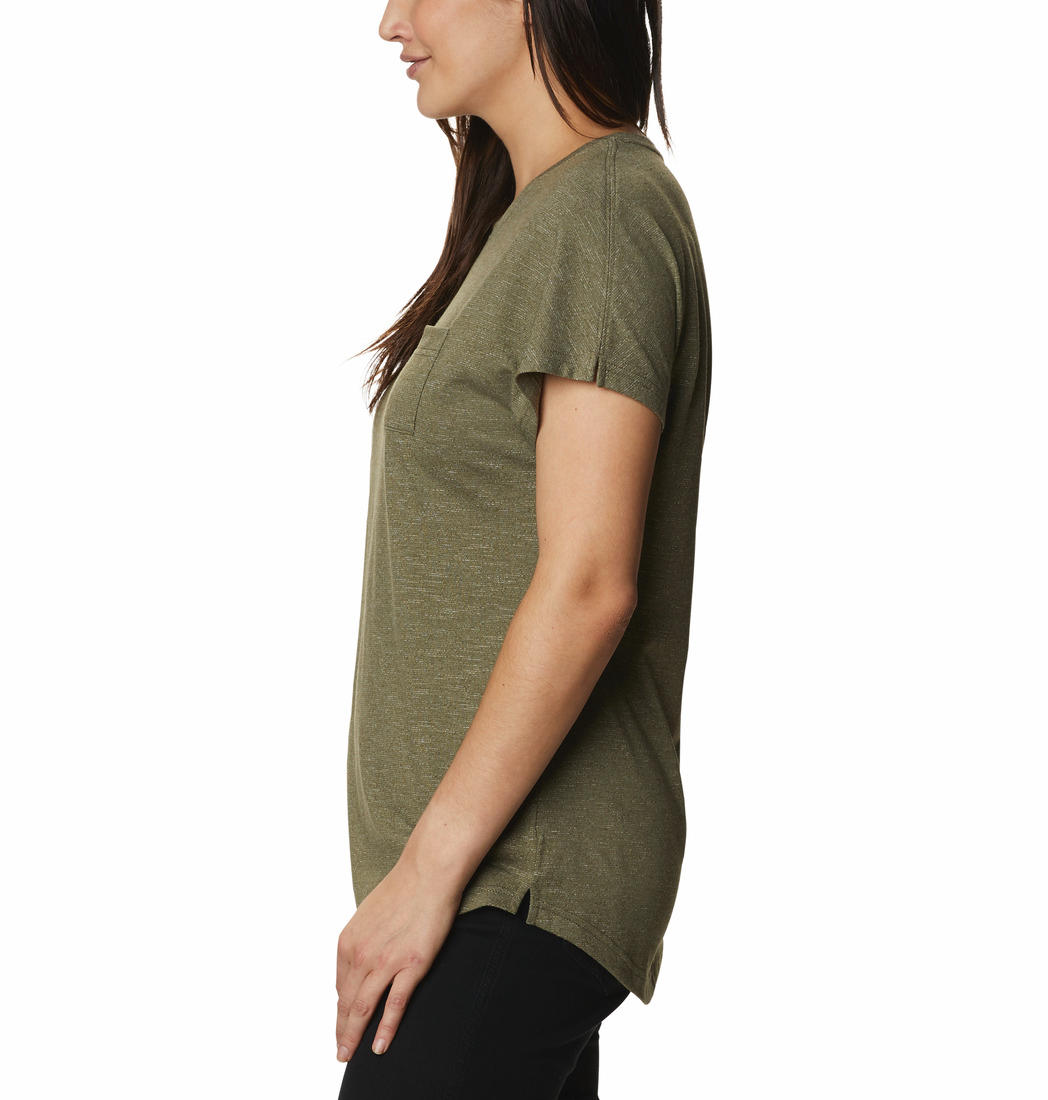 A Women Wearing Columbia Women Green Cades Cape Tee