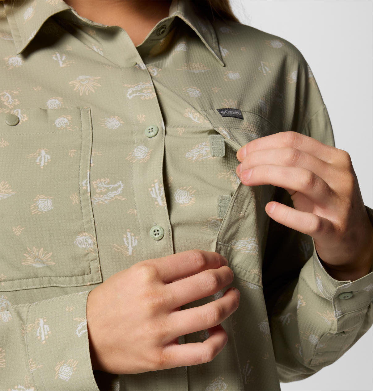 A Women Wearing Columbia Women Green Silver Ridge Utility Patterned LS Shirt (Sun Protection)