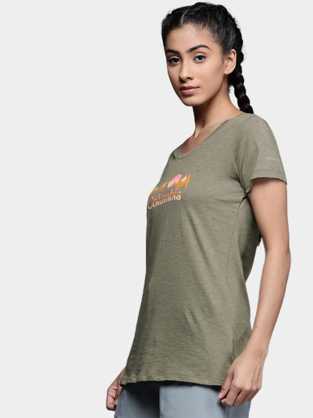 A Women Wearing Columbia Women Green Daisy Days SS Graphic Tee