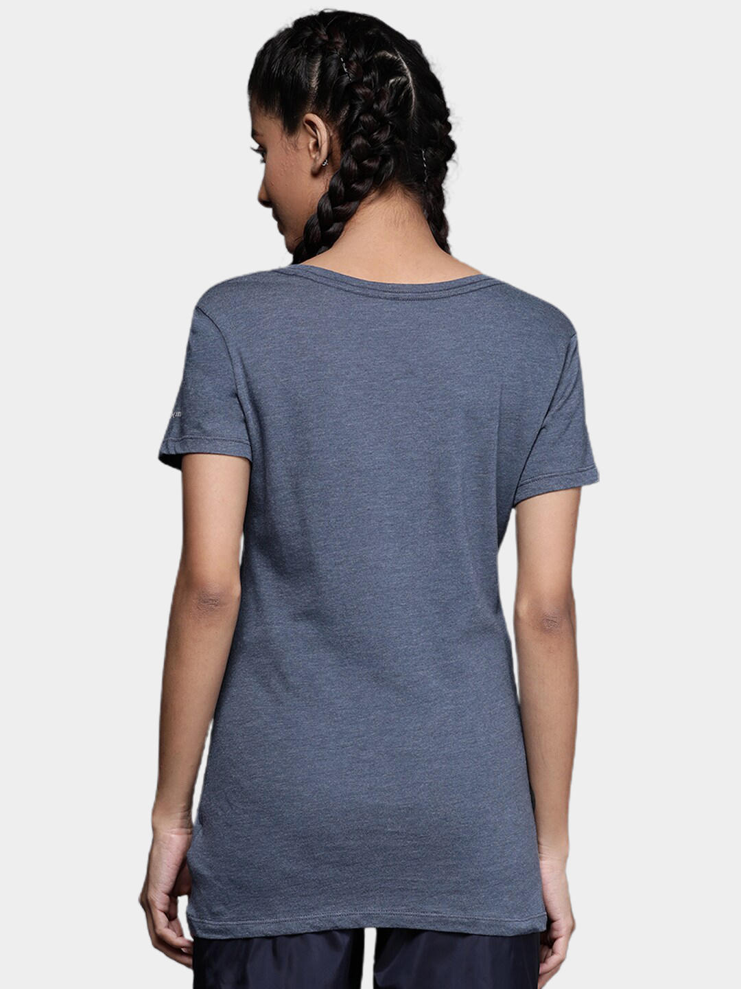 A Women Wearing Columbia Women Blue Daisy Days SS Graphic Tee
