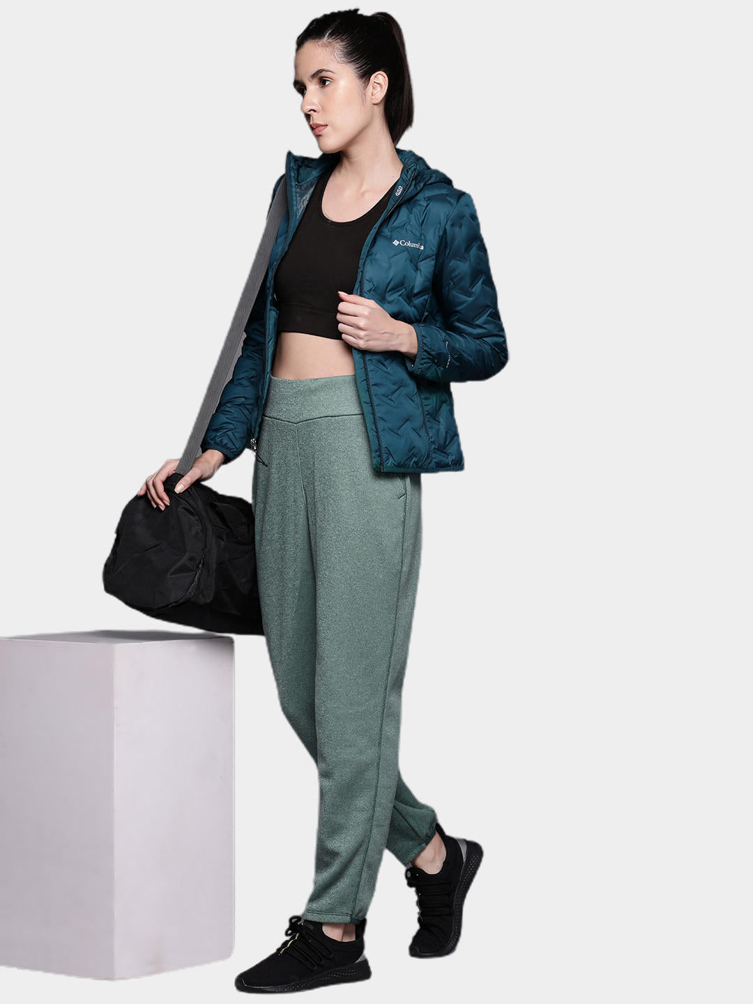 A Women Wearing Columbia Women Blue Col Hike Tech Fleece Bottom