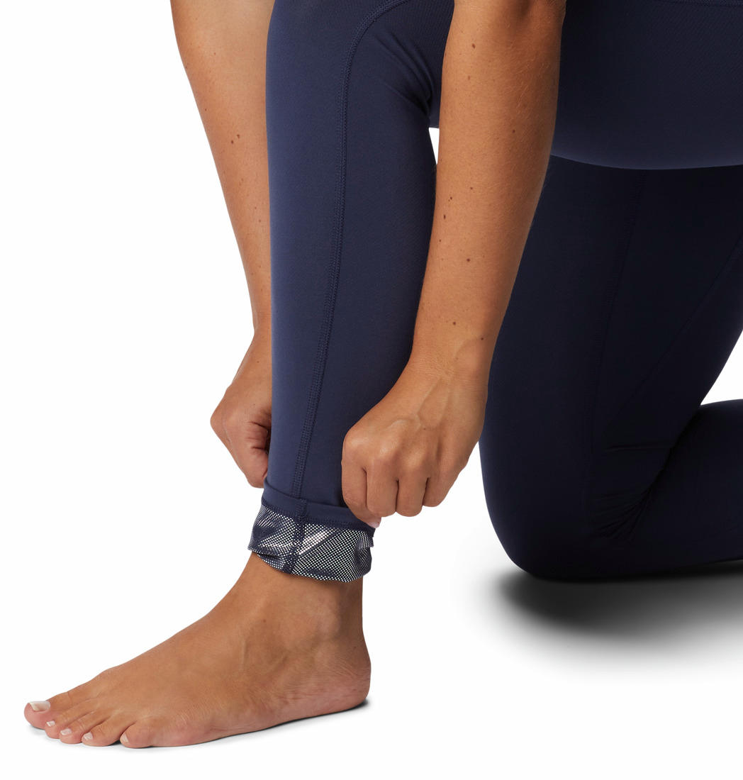 A Women Wearing Columbia Women Navy Blue Midweight Stretch Tight (Non Returnable)