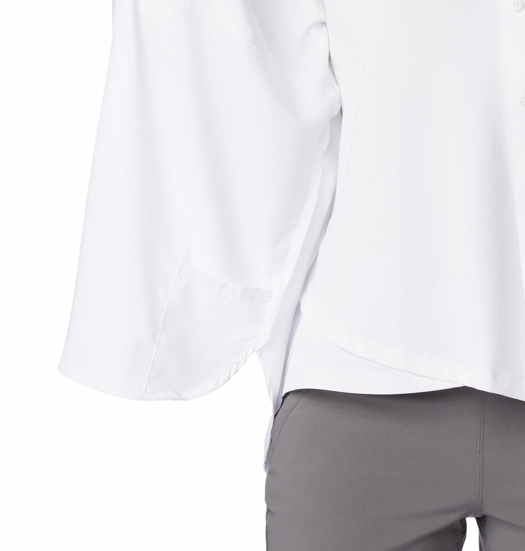 A Women Wearing Columbia Women White Silver Ridge Utility LS Shirt (Sun Protection)