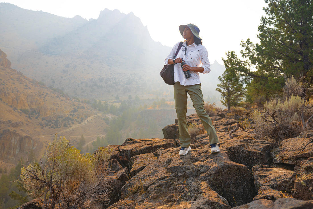 A Women Wearing Columbia Women White Silver Ridge Utility Patterned LS Shirt (Sun Protection)