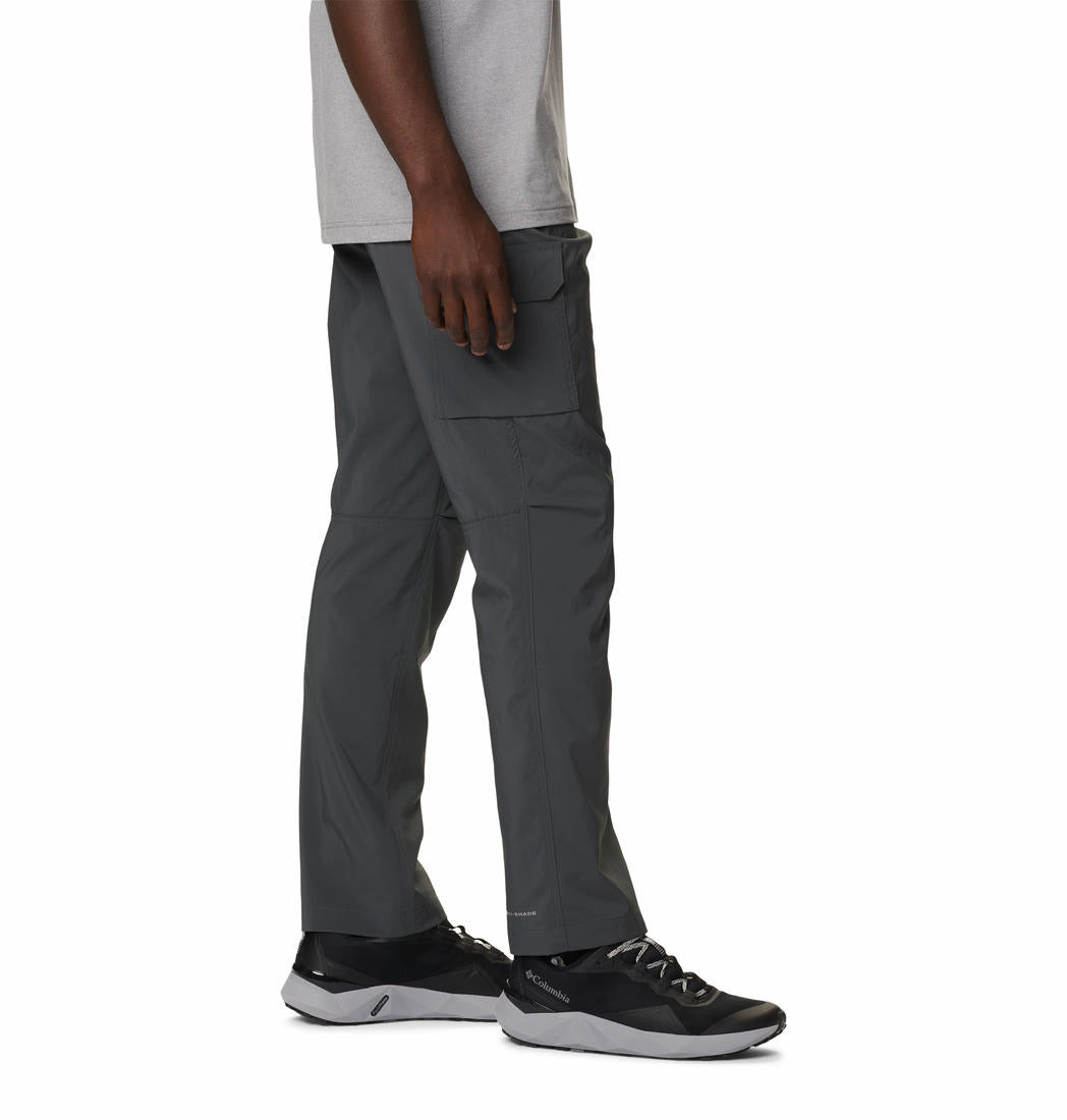 A Men Wearing Columbia Men Grey Silver Ridge Utility Pant (Sun Protection)