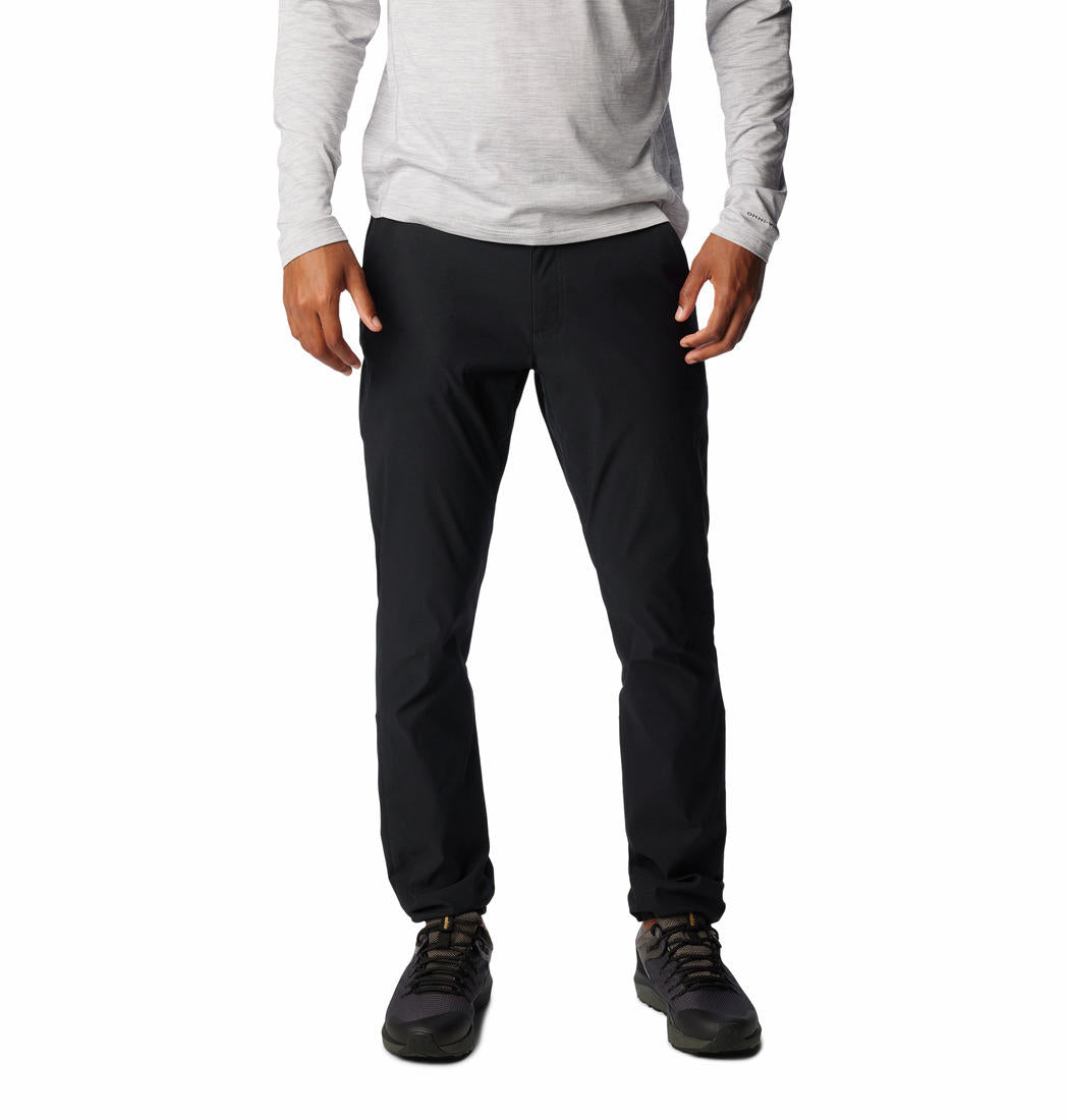 A Men Wearing Columbia Men Black Black Mesa Woven Pant (Sun Protection)