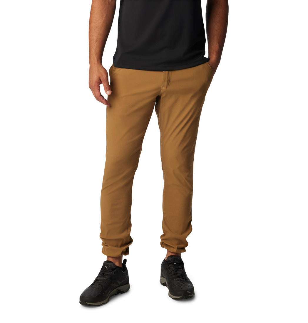 A Men Wearing Columbia Men Brown Black Mesa Woven Pant (Sun Protection)