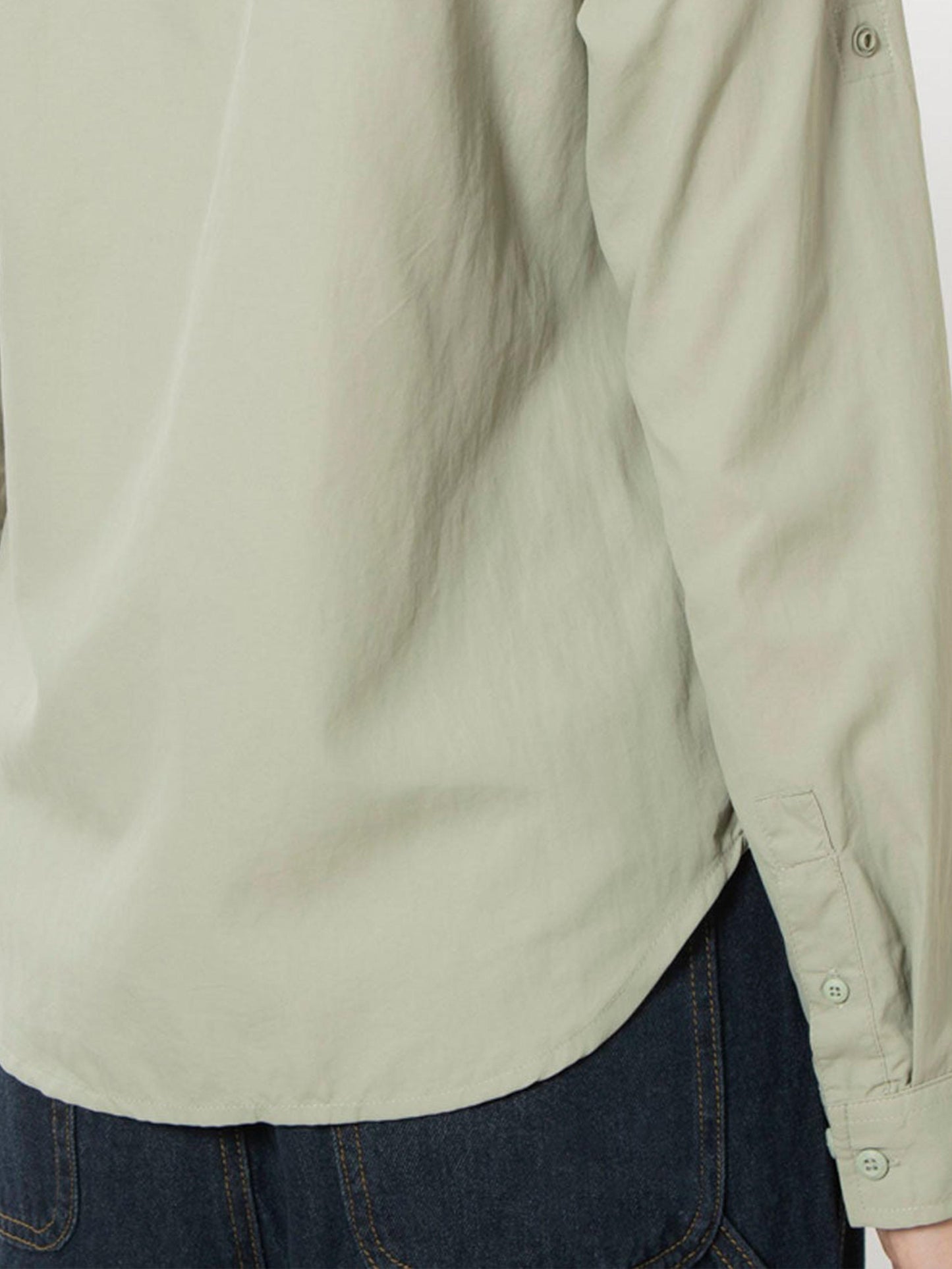 A Women Wearing Columbia Women Green Silver Ridge 3.0 LS (Sun Protection)