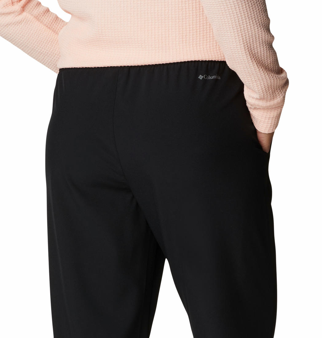 A Women Wearing Columbia Women Black Columbia Hike Pant