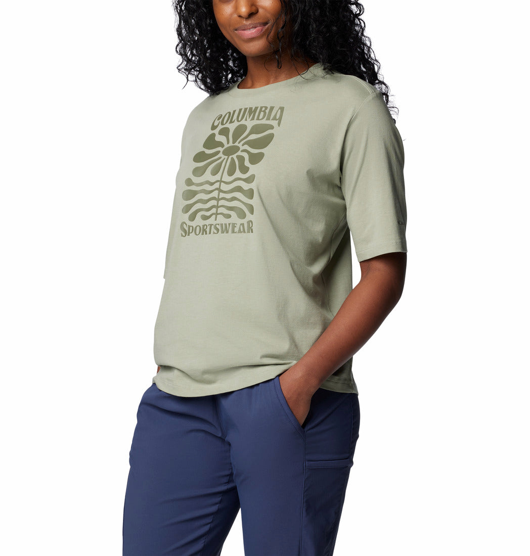 A Women Wearing Columbia Women Green North Cascades Relaxed Tee